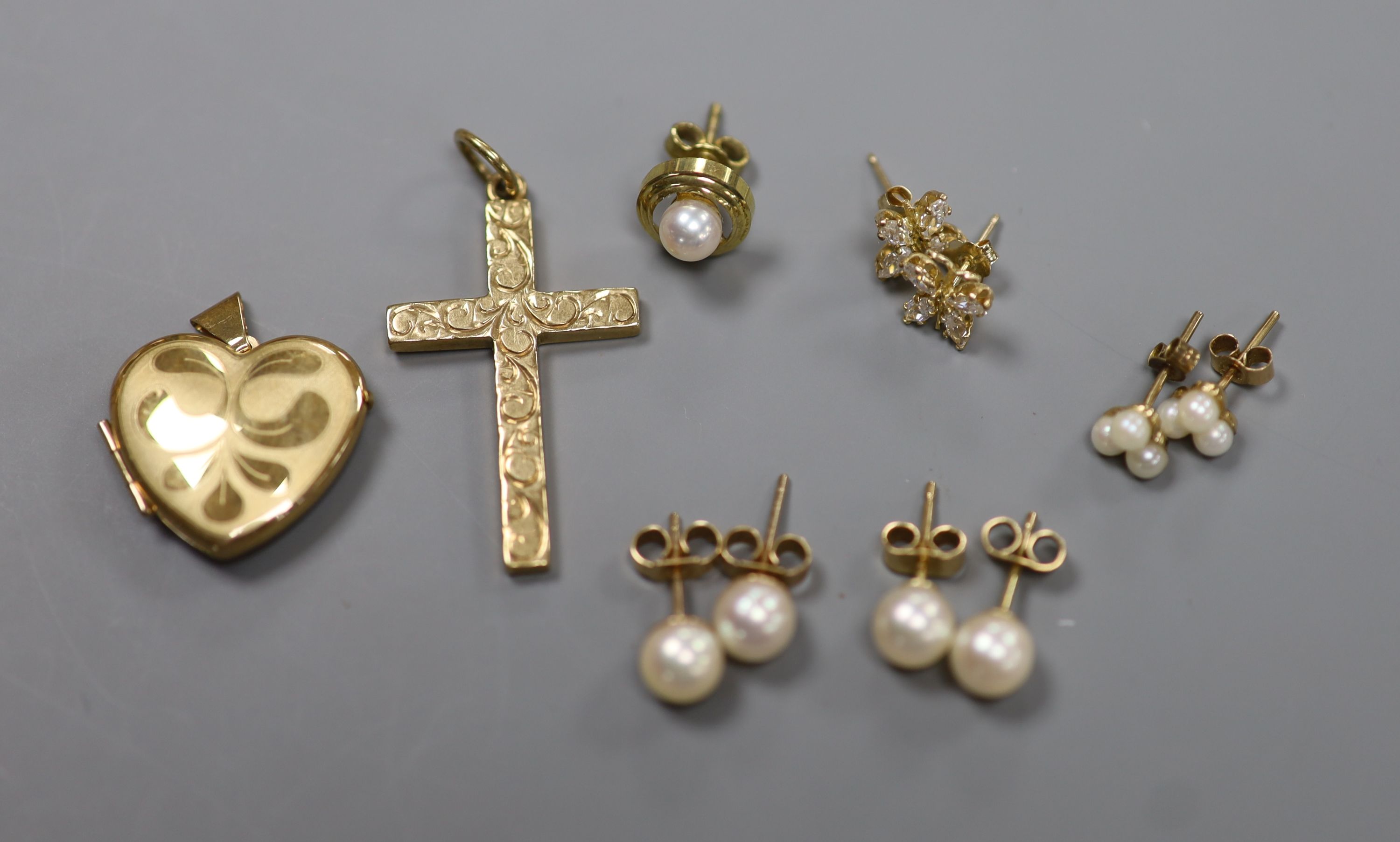 A 9ct gold cross pendant, three pairs of 9ct ear studs, one odd ear stud and a 9ct gold heart pendant